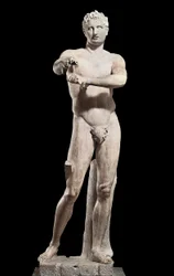 Gresk oldtid: «Apoxyomene», naken atlet som skraper huden med en strigilis. Romersk marmorskulptur, kopi etter en bronseoriginal av Lysippos. Høyde 2,05 m, Roma, Vatikanmuseene, Pio-Clementino-museet