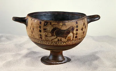 Kotyle med svart figur, ca. 600-500 f.Kr. (keramikk) (se også 307544 og 307545)
