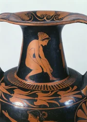 Hukende kvinne som knyter sandalen sin, detalj fra halsen på en rød-figur amfora i loftet, laget av Pamphaios og malt av Oltos, ca. 510-500 f.Kr. (keramikk)