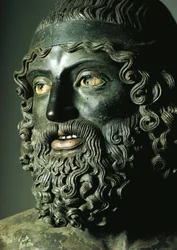 Detalj av hodet til statue A eller den yngre av Riace-bronsene (bronse) f.Kr