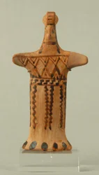 Figur av en stående kvinnelig, boeotisk verksted, arkaisk periode (malt leire)