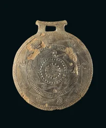 Stekepannekar med løpende spiraler og trekanter, fra Euboea (Evvoia) tidlig kykladisk I-II-periode, Kampos-fasen (2800-2700 f.Kr.) (leire)