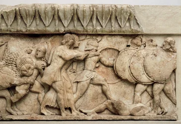 Gigantomachy: Cybeles løve sluker en gigant mens Apollo og Artemis kjemper mot kjempene, 525 f.Kr.