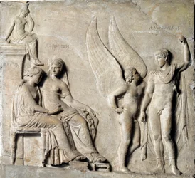Gresk kunst: «Paris, prins av Sparta, forfører Helena av Troja; Afrodite er avbildet». Marmorrelieff etter en gresk original. 1. århundre f.Kr. Museo Archeologico Nazionale, Napoli