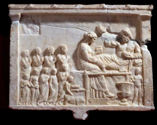 Gresk kunst: "" relieff som representerer en bankettscene"", 300 f.Kr. Dim 48x65x6 cm Mantua (mantua) Palazzo Ducale, Coll statuaria, inv n 6684 Italia - Gresk sivilisasjon: Marmorrelieff som representerer bankett (48x65x6 cm), 3. århundre f.Kr. - Mantua ,