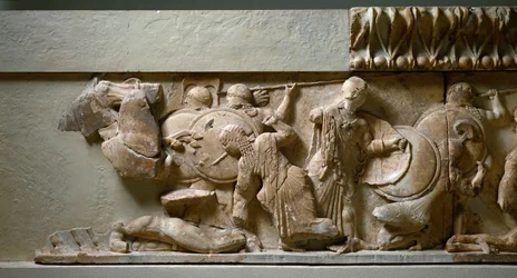 Gresk, jonisk kunst: nordfrise fra Tresor of Siphnos: scene med gigantomachia, Apollo og Artemis som kjemper mot en gigant. 525 f.Kr. Delphi, arkeologisk museum