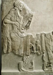 Gresk antikvitet: "" en familie som ofrer gudinnen Athena"" Lavt relieff. 550 f.Kr. Fra akropolis i Athen. Athen, Akropolis-museet