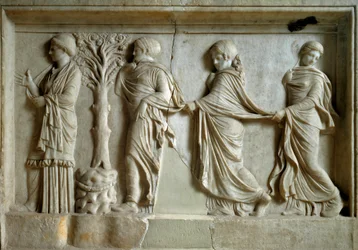 Gresk kunst: lavrelieff som viser tre nymfer som følger en ung kvinne. 2. århundre f.Kr. Athen, Pireus-museet