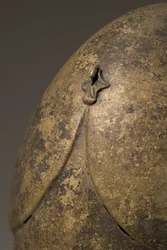 Hjelm med fallisk applikasjon, kalkidisk, 5.-4. århundre f.Kr. bronsedetalj fra 249035