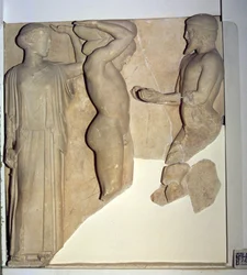 Metope X fra Zeus-tempelet som viser Herkules som mottar Hesperidenes gyldne epler fra Atlas hånd, mens Minerva hviler en pute på hodet hans (marmor)