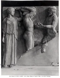 Metope X fra Zeus-tempelet som viser Herkules som mottar Hesperidenes gyldne epler fra Atlas hånd, mens Minerva hviler en pute på hodet (marmor) (s/hvitt-bilde)
