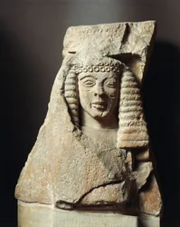 Metopefragment med kvinneskikkelse, fra Mykene, Hellas, 700-tallet f.Kr. (kalkstein)
