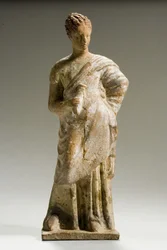 Statuett av en kvinne, hellenistisk periode, ca. 3. århundre f.Kr. (terrakotta)