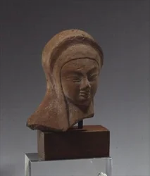 Kvinnehode, fragment av en statue av typen Spedos med kryssede armer, tidlig kykladisk II-periode, ca. 2700-2400 f.Kr. (marmor)