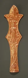 Bridle frontlet, plakett med en representasjon av en kvinne med slangeben (gull)