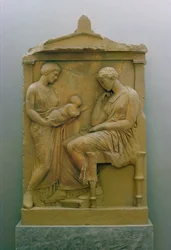 Begravelsesstela som viser en hushjelp som holder en baby ut til en sittende kvinne (marmor)