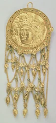 Anheng med hodet til Athena Parthenos (gull og emalje)