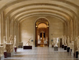 Utsikt over Daru-rommet til Louvre-museet: biter av gresk og romersk antikvitet fra Borghese-samlingen. Paris