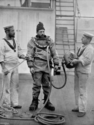 En dykker fra slagskipet HMS Camperdown i sin dykkerkjole, 1896