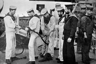 Blå jakker på jobb og skjøter et tau om bord på slagskipet HMS Majestic, 1896.