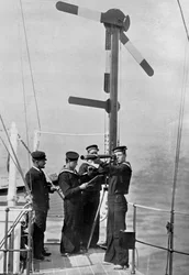 Signalering med semafor om bord på HMS Camperdown, 1895