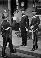 Slår gongen ved hovedporten til Aldershot kavaleribrakke, Hampshire, 1896