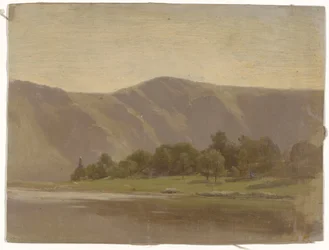 Elv ved foten av et fjell