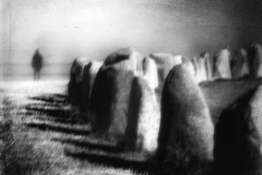 Et mystisk landskap med steinsirkler