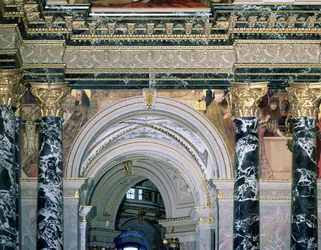 Interiør av Kunsthistorisches Museum, Wien, med buegang og spandrel dekorasjon som viser figurer som representerer 1300-tallets Roma og Venezia, 189091 (veggmaleri)