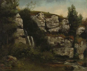 Landskap med steinete klipper og en foss
