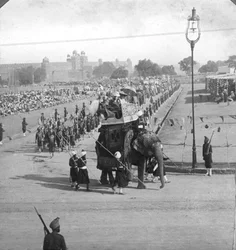 Regjeringstjenestemenn i en statlig prosesjon, India, 1913.