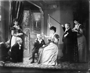 Hannah Maynard og hennes barnebarn Maynard McDonald i flere positurer på et sammensatt bilde, ca. 1895 (bw-bilde)