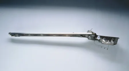 Wheel-Lock jaktrifle, midten av 1600-tallet (stål, lakkert tre (valnøtt) lager dekorert med innlagt sølvtråd og applikasjoner)