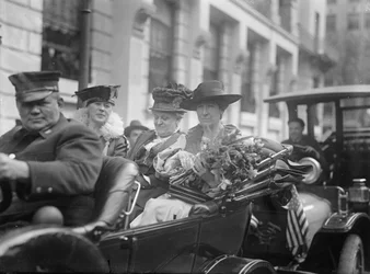 Jeanette Rankin ankommer for å bli sverget inn i kongressen