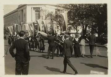 Politiet beslaglegger bannerne til suffragister før de når det amerikanske senatet