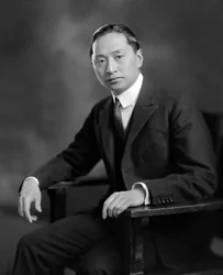 Vi Kyuin Wellington Koo (1887-1985) kinesisk diplomat, foto av Harris & Ewing c. 1925