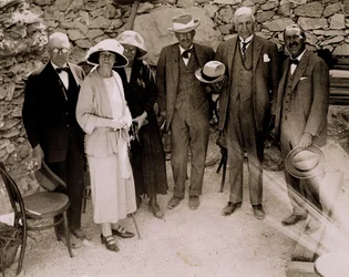 Howard Carter (1873-1939) og en gruppe europeere som står ved siden av utgravningene av Tutankhamons grav, Kongenes dal (gelatinsølvtrykk)