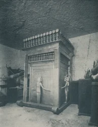 Rikt utskåret Canopic Shrine glitrende med gull, c1935