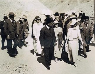 Dronningen av belgierne (i midten) Lord Allenby (ytterst til venstre) og Lady Allenby nærmer seg inngangen til Tutankhamons grav, Kongenes dal