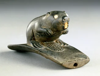 Beverfigur plattformrør, 100 BC-200 AD (pipestein, perle og bein)