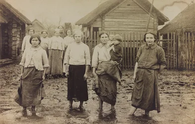 Første verdenskrig: Ukraina i årene 1914-1916 under den tyske hærens invasjon. Portrett av en gruppe kvinner med barn