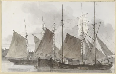 Seilskip fortøyd foran en by