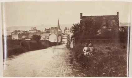 Utsikt over en normannisk by, ca. 1870 (albumtrykk fra negativt vokspapir)