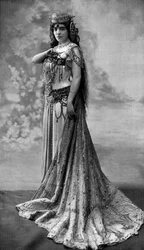 Operasanger Germaine Bailac som Dalila i operaen "Samson et Dalila", 1908 (s/hv-foto)