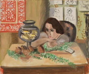 Ung kvinne foran et akvarium