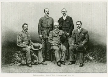 Portrett av Henry Morton Stanley (John Rowlands 1841-1904) omgir hans offiserer fra venstre: Dr. Thomas Heazle Parke (1857-93), Robert H. Nelson, William G. Stairs og Arthur J. M. Jephson. Gravering av Thiriat, for å illustrere historien Dans les tenebr