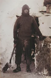 Kaptein L.E.G. Oates ved Stalldøra