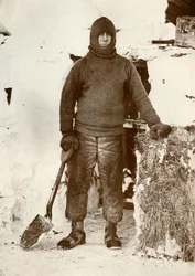 Kaptein LEG Oates ved stalldøren, 30. august 1911, 1913
