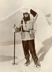 Kaptein Scott med lommeboken som han bar sine akejournaler i, c1910-1911, 1913