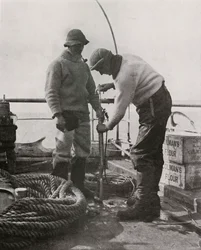 Dr. Wilson og Dr. Atkinson laster inn The Harpoon Gun, c19101913, 1913